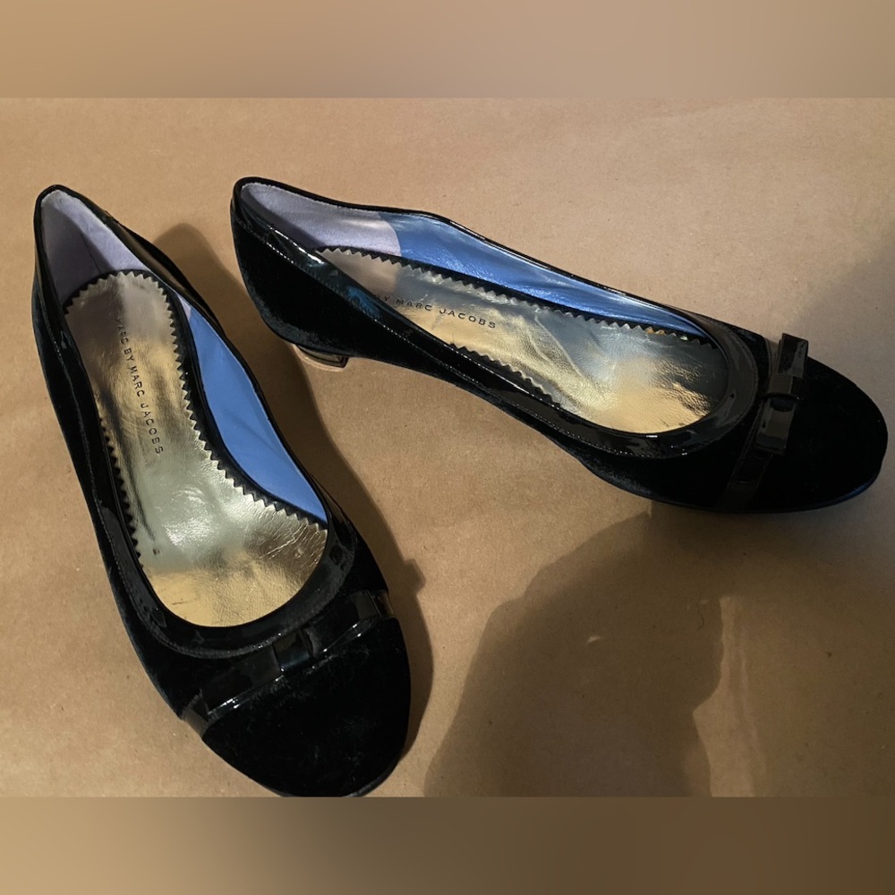 Marc by Marc Jacobs black patent leather velvet bow kitten heel flats